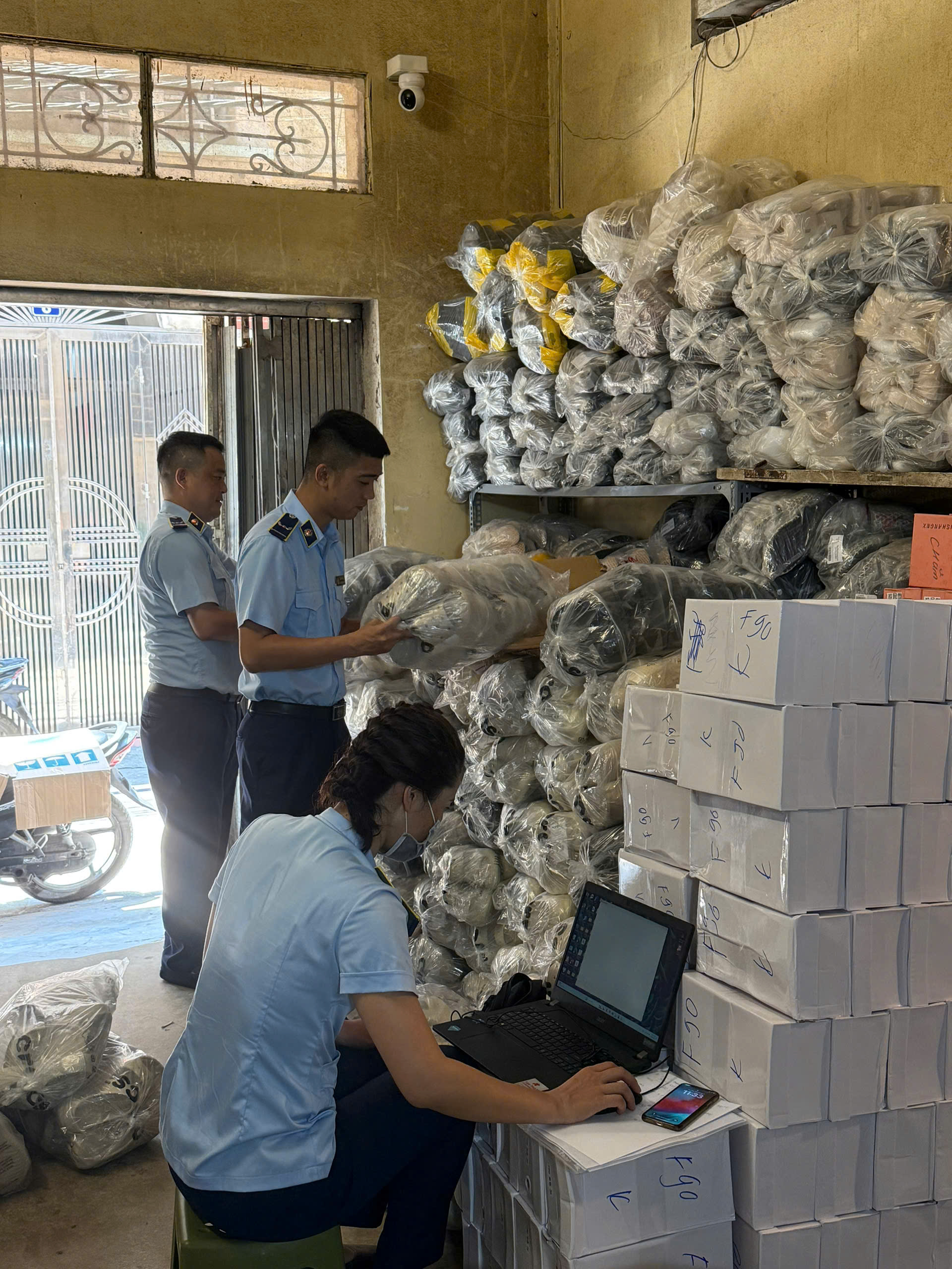 Tăng cường công tác kiểm tra, xử lý vi phạm về hàng hóa giả mạo nhãn hiệu trên địa bàn thành phố Hà Nội.