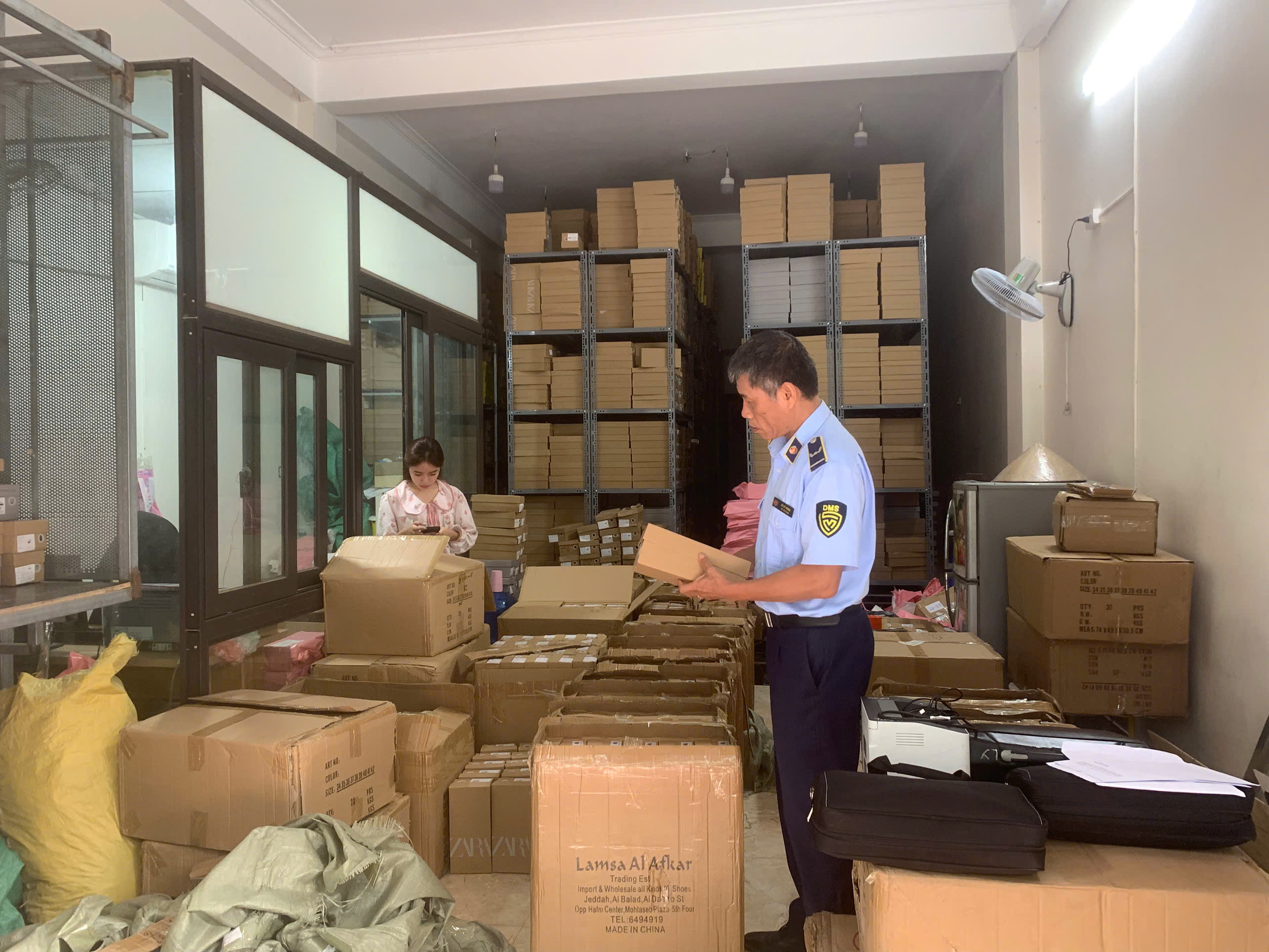 Hà Nội: Thu giữ hơn 7.000 sản phẩm gắn nhãn hiệu ZARA nghi giả tại cơ sở kinh doanh trêm địa bàn phường Phú Lương