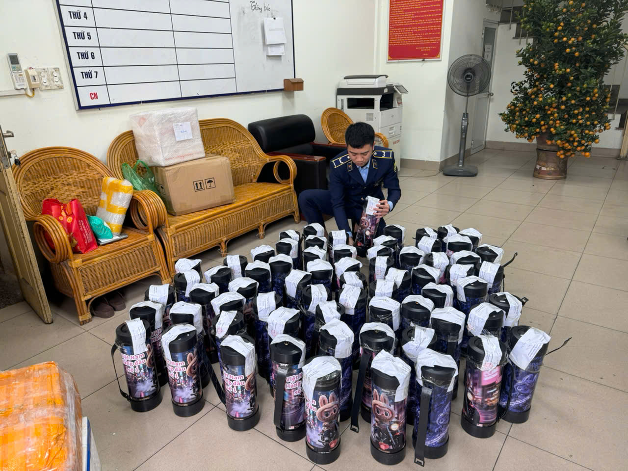 Hà Nội: Đội QLTT số 2 phát hiện, xử lý cơ sở kinh doanh khí N₂O và thuốc lá điện tử trái phép trên địa bàn phường Hồng Hà, phường Hoàn Kiếm